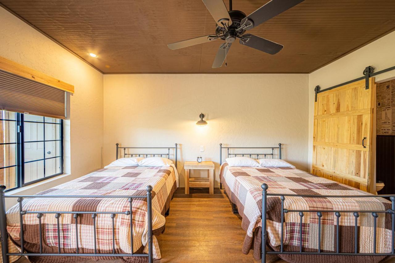 -Pet Friendly- Miners Cabin #5 -Two Double Beds - Private Balcony Tombstone Kültér fotó
