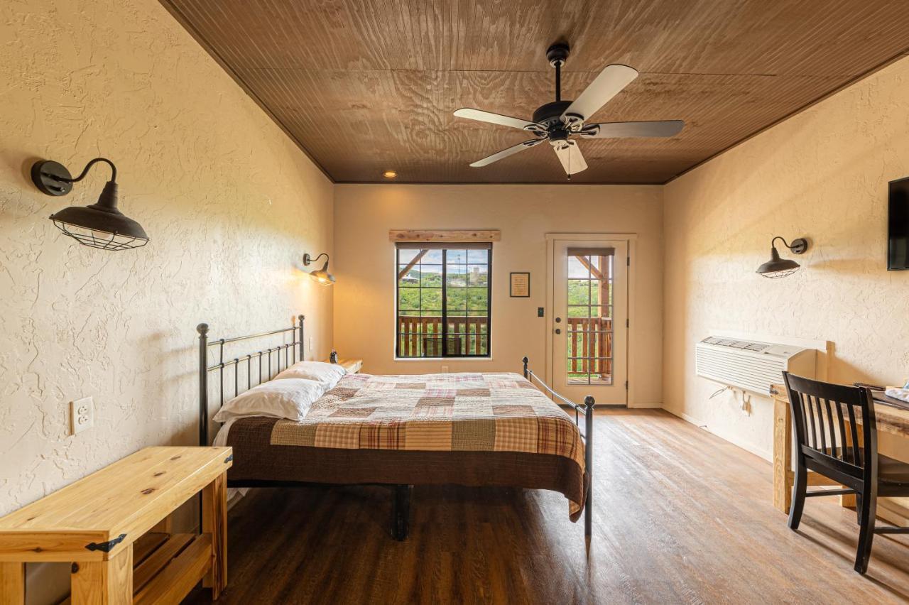 -Pet Friendly- Miners Cabin #5 -Two Double Beds - Private Balcony Tombstone Kültér fotó